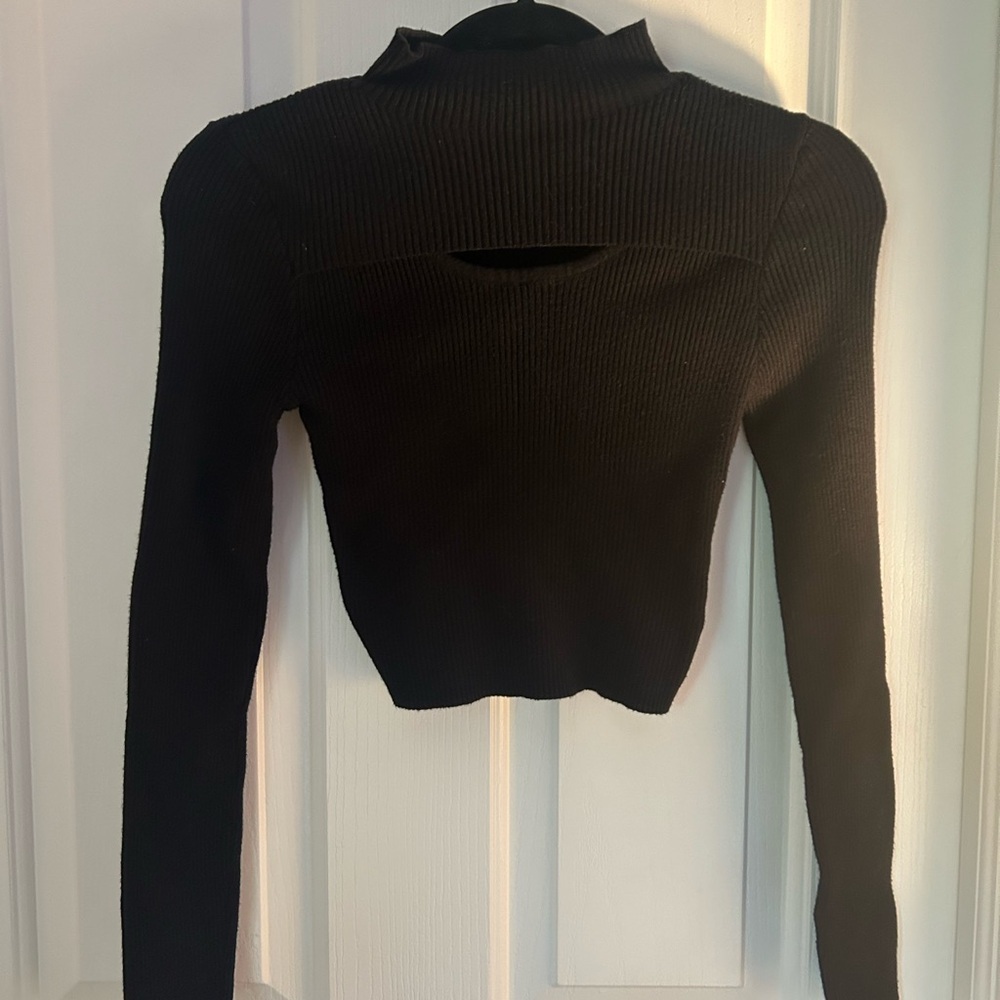 Kendall & Kylie Cropped Ribbed Sweater with Front Cut Out Detail Size Medium - Picture 3 of 8